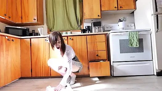 Stepdaughter gets STUCK, Stepdad helps (WARNING - Massive SQUIRTS)
