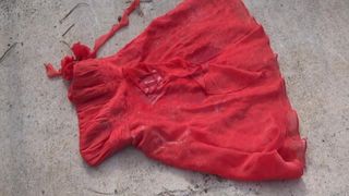 Piscia sul vestito rosso 4