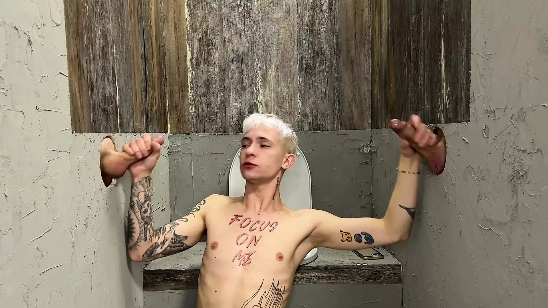 # 257 twink hút và fucked trong đít bởi hai người lạ trong lỗ trong tường