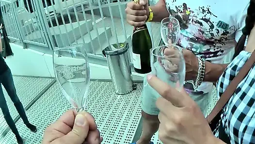 Asyalı Genç Kız Çifte Sikiliyor Ve Sert Emiyor