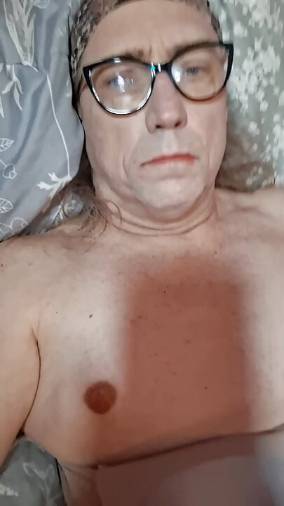 Une vieille trans moche se déshabille et se donne du plaisir