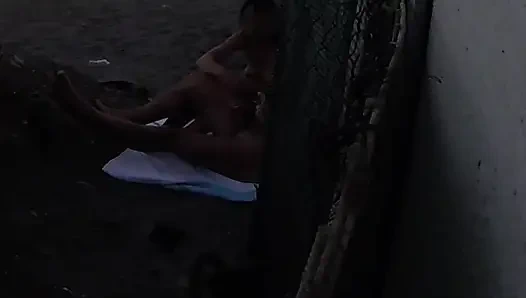 Memamerkan kontolku di depan putri tiriku di pantai dan dia membantuku crot di depan semua orang