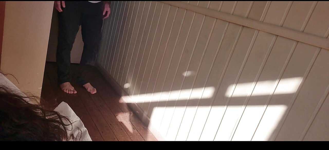 자위하는 동안 침실로 친구에게 전화하는 잠옷을 입은 결혼한 마누라 - 먹히고 펠라하고 입에 사정