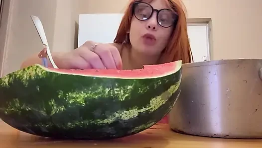 Riesin stiefschwester isst wassermelone und ist wirklich geil, während kleiner stiefbruster beobachtet, wie riesige stiefschwester leckt