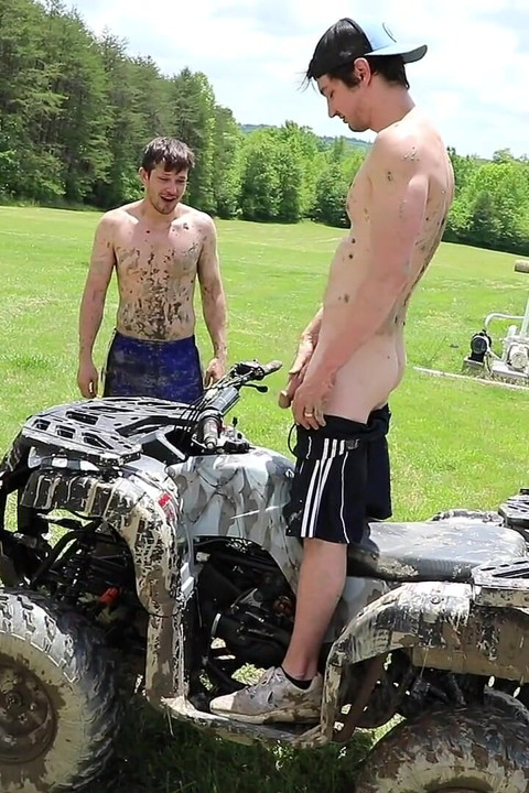 Muddy Boys dan Mainan Mereka -dari belakang-