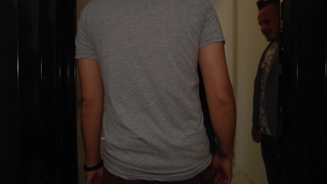 戴绿帽子的丈夫看着他的妻子从后面被操！