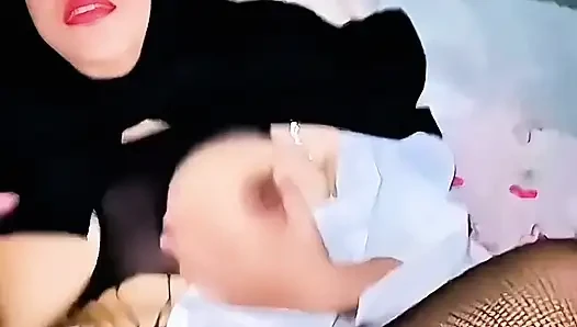 indonesische Hijab-hure macht blowjob und bekommt ihre muschi von asiatischem schwanz gepuckt