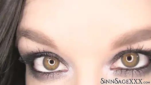 Sinn sage lagi asik hazel eyes - close up untuk tampilan kamera