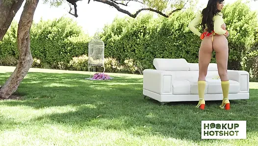Bts - Sasha Pearl flörtöz bir fotoğraf çekimi sırasında sürtük bir görünüm model ediyor!