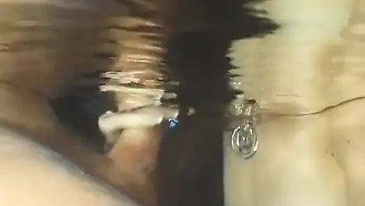 Geile schlampe taucht in das tiefe ende ein