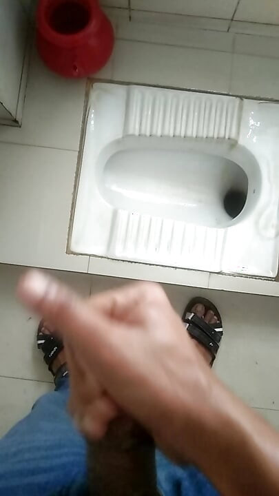 Saya meletakkan sabun di tangan saya dan pergi ke bilik air pejabat untuk membasuh tangan saya.