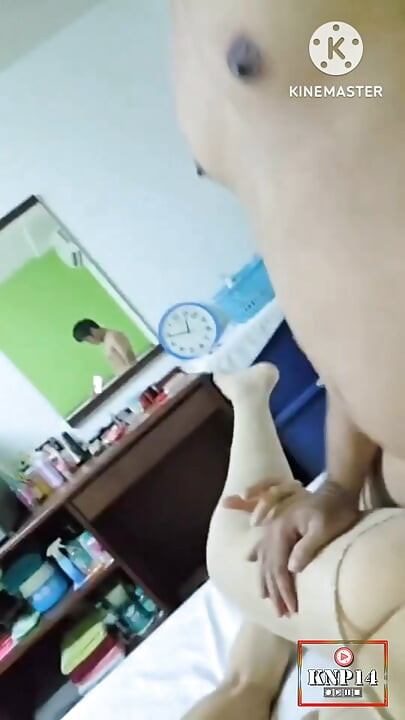 Une MILF thaïlandaise à forte poitrine se fait baiser par un préservatif