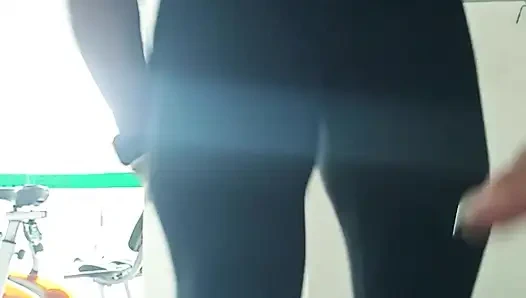 Lass mich deinen schwanz mit diesen adern schenkeln drücken