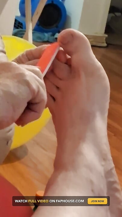 Grande Bella Infermiera Vicki Taglia Le Dita Dei Piedi Del Fidanzato Ha I Piedi Puzzolenti E Sporchi