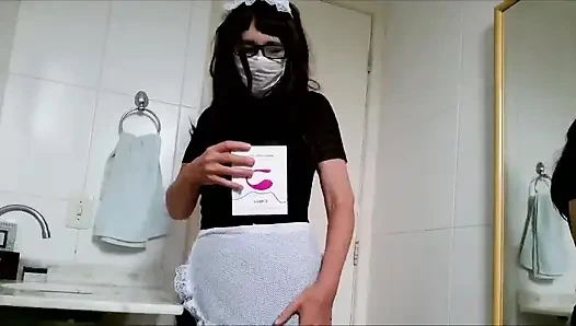 Köstliches mädchen im haus-knecht-rollenspiel