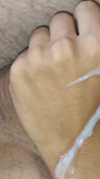Klíčový okamžik z "Sissy Femboy vzal velký penis se spermatem na hladkém zadku!"