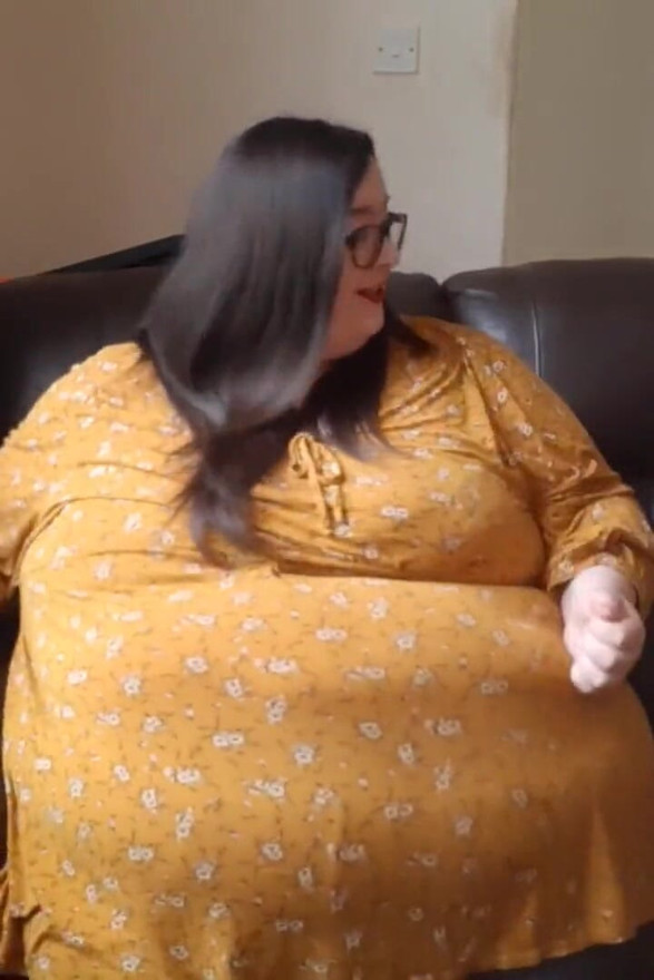 SSBBW gaming with belly play