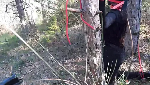 Seks di luar ruangan di hutan. Pakai baju seksi dan sepatu hak tinggi, diikat, dientot tenggorokan, dan dientot