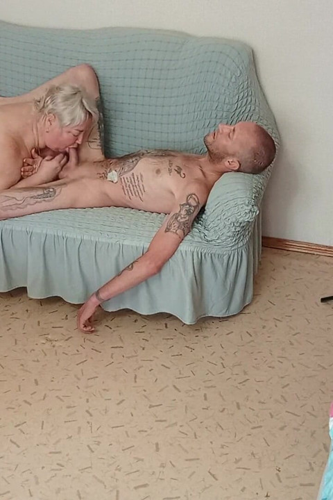 Ibu tiri nakal ini nyepong kontol sampai mulutnya dicrot sperma hangat!