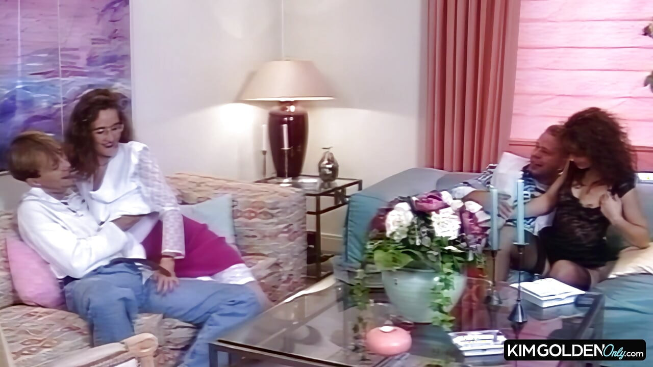 Heisser Oral und harter Fick auf dem Sofa