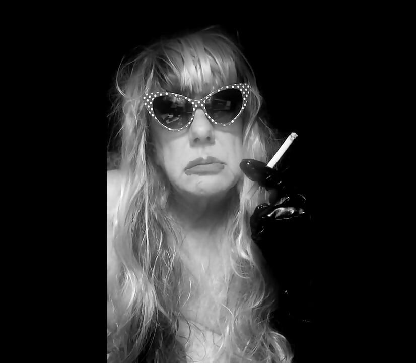 MAMA RUTHIE PROFITE DE SES MARLBORO 100 MENTHOLS DANS LA SALLE DE BAIN