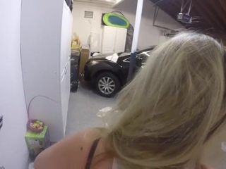 Menina branca punida por bater carro com anal violento