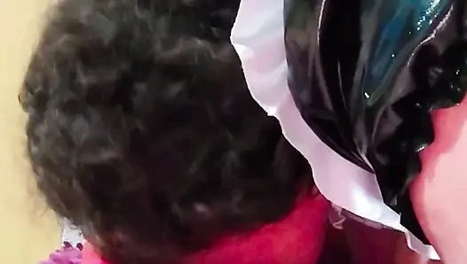 Üvey kız kardeşimin ayakkabılarını sevgililer günü için temizlemek zorunda.