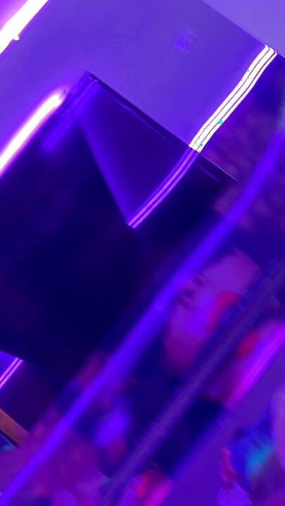 Stroking in ceiling mirror