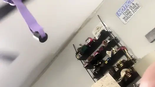 Porno yıldızı orta yaşlı seksi kadın faturayı ödemek için tamirci adamla sikişiyor