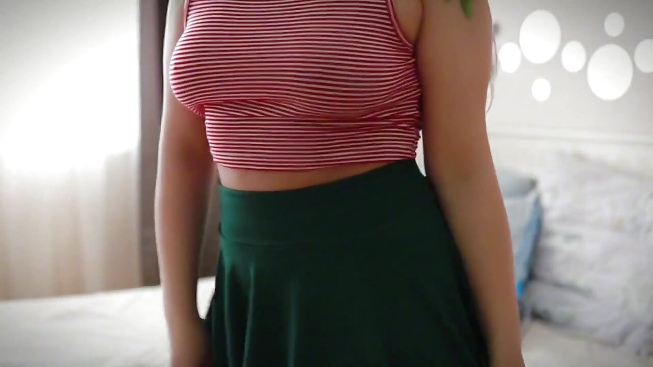 Gagică dotuică își arată găurile pe cameră