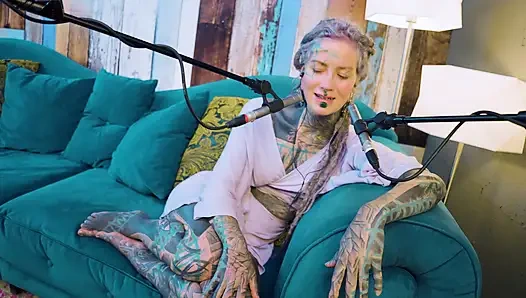 Ich spreche über B - Bordem - ASMR podcast SFW spricht goth dünnes mädchen dreadlocks tattoo model inked mädchen