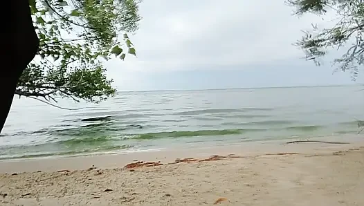 Güzel doğayla poz veren bebek ve poposuna sürpriz