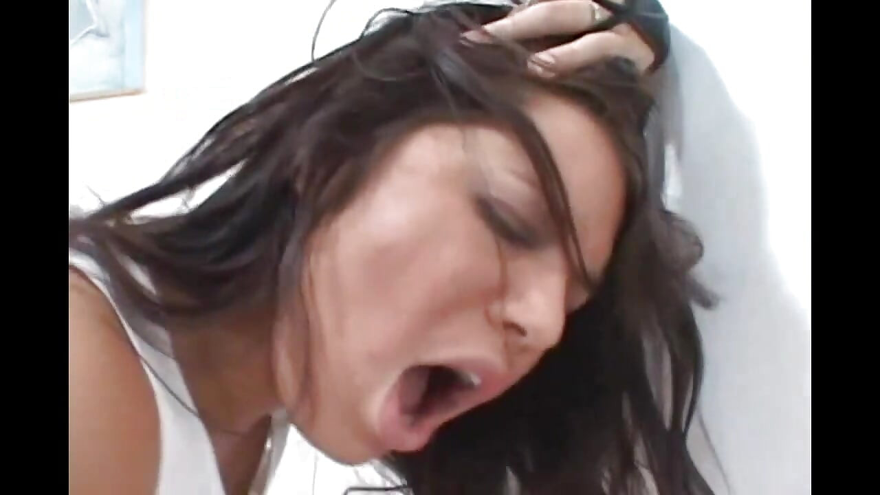 火辣年輕棕髮女享受巨大的黑屌