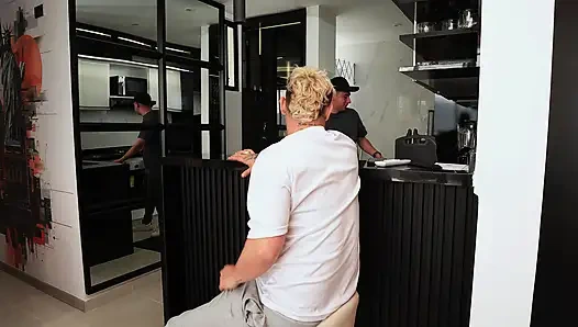 Я трахаю подругу моего соседа по комнате, я куколд свой лучший друг перед ним