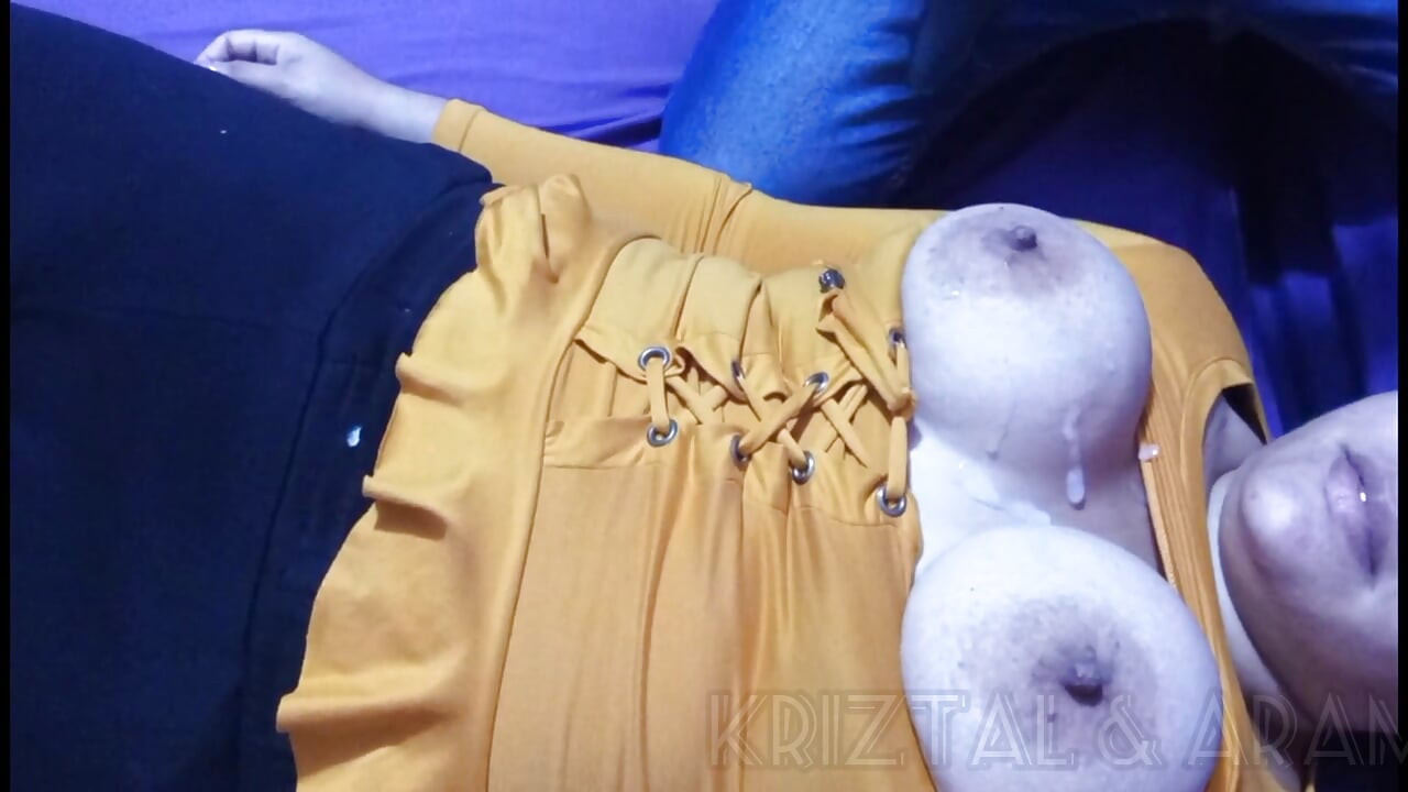 남편은 내 큰 자연스러운 가슴을 빨는 것을 즐긴다. 그는 내 젖꼭지를 만지고, 쓰다듬고, 빨는 것에 중독되어 있다 (2부)