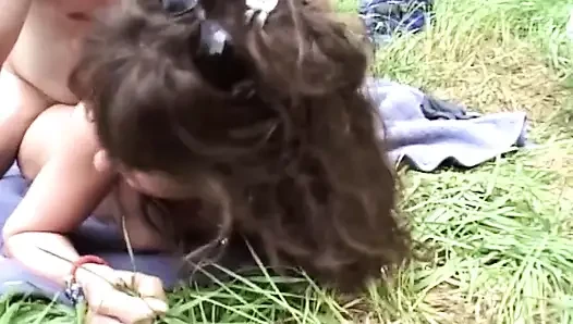 Cewek rambut cokelat di-fingering dan dientot habis-habisan di luar ruangan