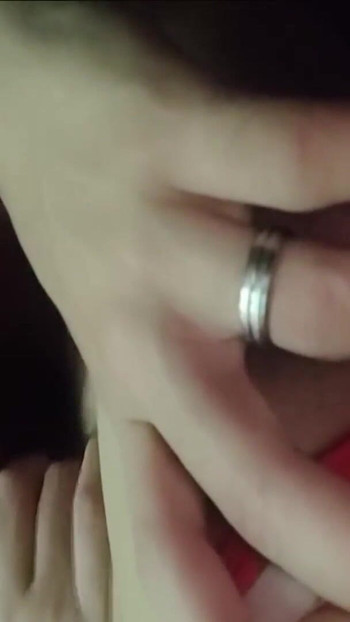 彼女が彼を待っている間、私は彼女の家の前で彼の精液を飲み込みました | クリップ 1