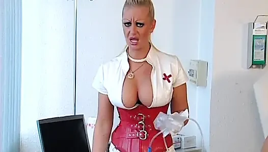 Sarışın Hemşire Dominatrix BDSM Muayenesinde Bağlı Köle Yarağını Sondalıyor