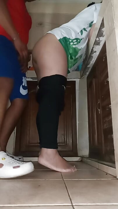 Sluškinja jebana kada pere sudove - 4. deo