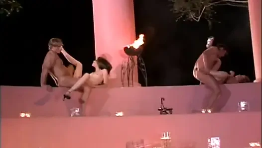 Ateşli edepsiz esmer büyük yarak emmeyi seviyor