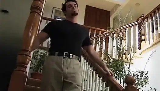 Sarışın sürtükler göğüslerini emiyor ve damlayan deliklerini parmaklıyor