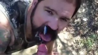 Papa geeft een sperma in gezicht in het bos