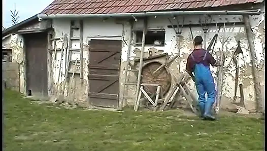 Nenek terangsang ingin pria yang lebih muda menidurinya di halaman belakang