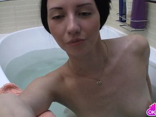 Великолепная крошка сексуально развлекается в ванне