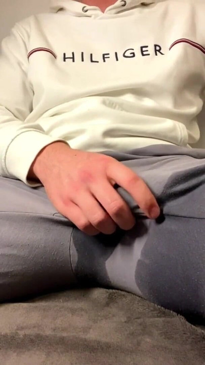 「パンツで超巨大射精、大声で喘ぐ」からのスリル満点の瞬間