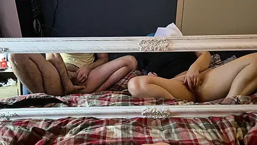 Aynanın önünde birlikte mastürbasyon yapıyor