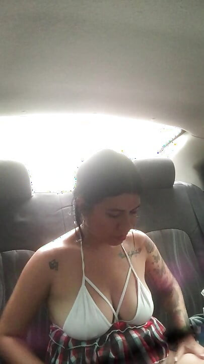 Prostituta latina liga para o marido dela quando ele está se masturbando no Uber.