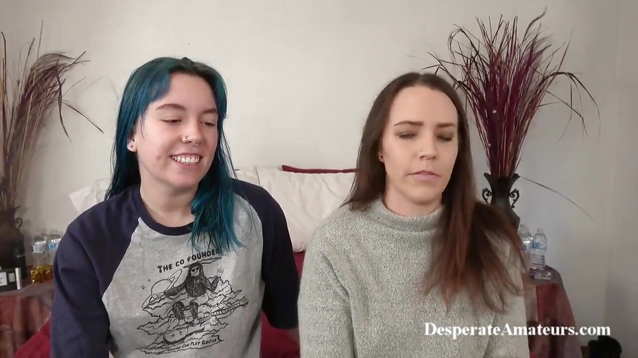 Çaresiz amatörler Olivia ve Alisha sıkı amcıklarını Jesses'in büyük sert yarağıyla siktiriyor