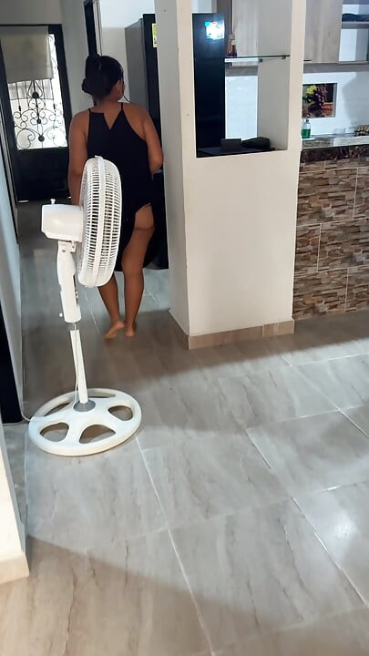 A vizinha me liga na casa dela para me dar suplementos para a academia