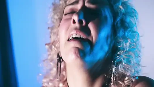 Dev tek boynuzlu at dildosunda zıplıyor